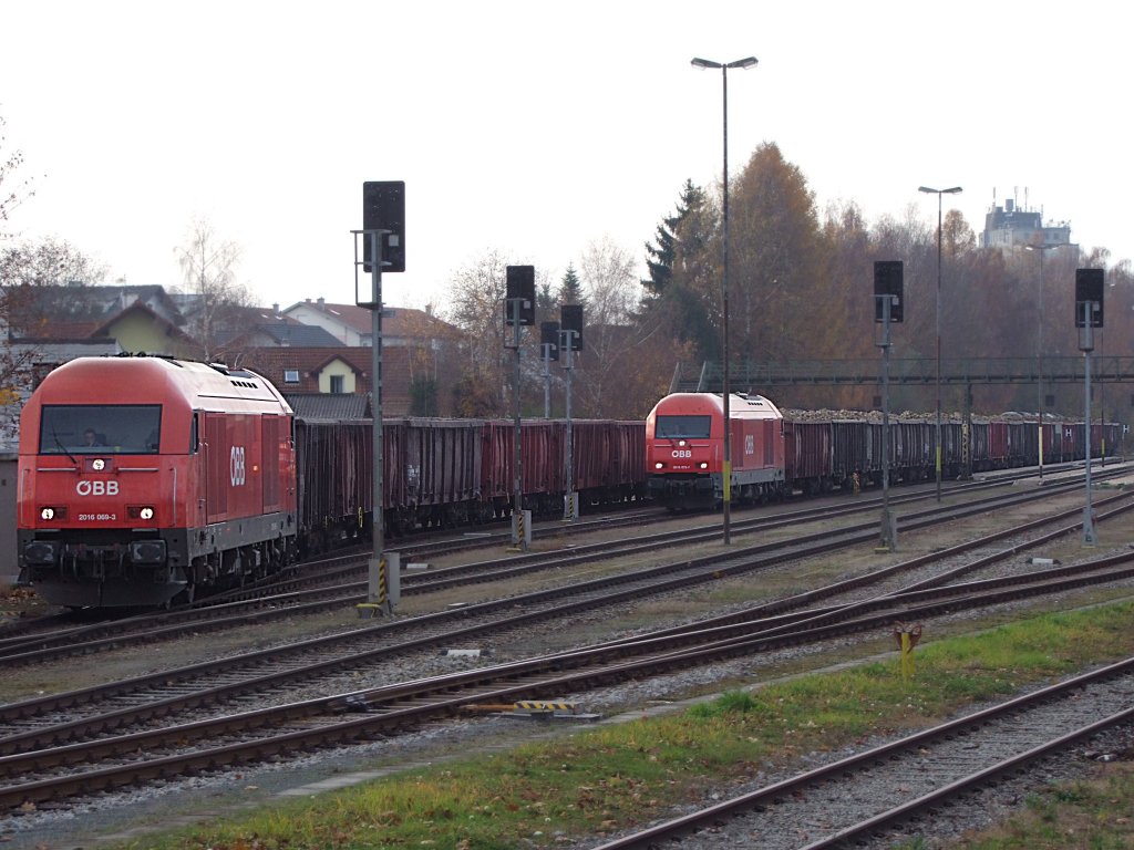 2016 069-3 drngelt sich am Bhf. Ried i.I. mit den Schrottbeladenen Eaos vor 2016 072-7 und deren Eaos-Rbenzug;091113