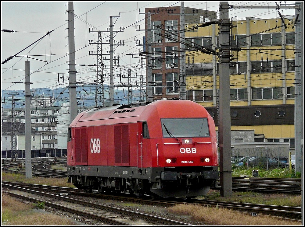 2016 069 fhrt am 14.09.2010 zur Tankstelle im Hauptbahnhof von Linz. (Jeanny)