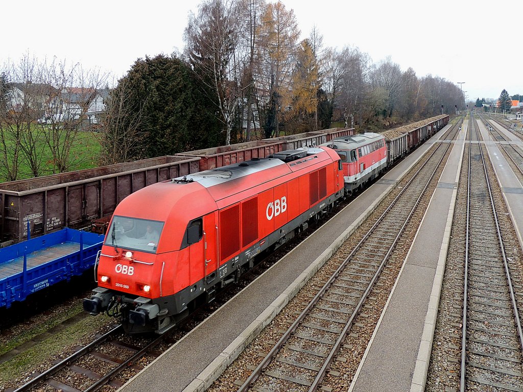 2016 069 zieht die defekte 2043 016, sowie den Rbenzug G59087 aus dem Rieder Bahnhof Richtung Wels; 121130