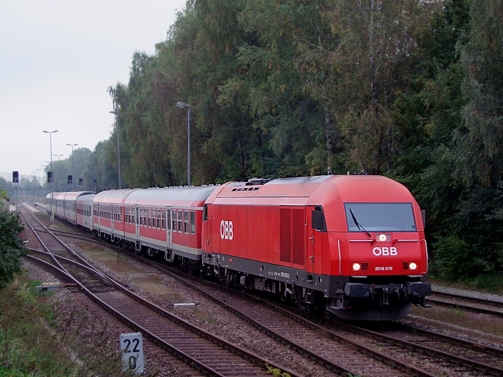 2016 070-2 befindet sich mit D966 incl. den 3 zustzlichen Wagen(bzgl.Oktoberfest)auf der Innkreisbahn bei KM22-0,  und hat noch weitere 165 Kilometer bis in die Bayrische Hauptstadt vor sich;101003