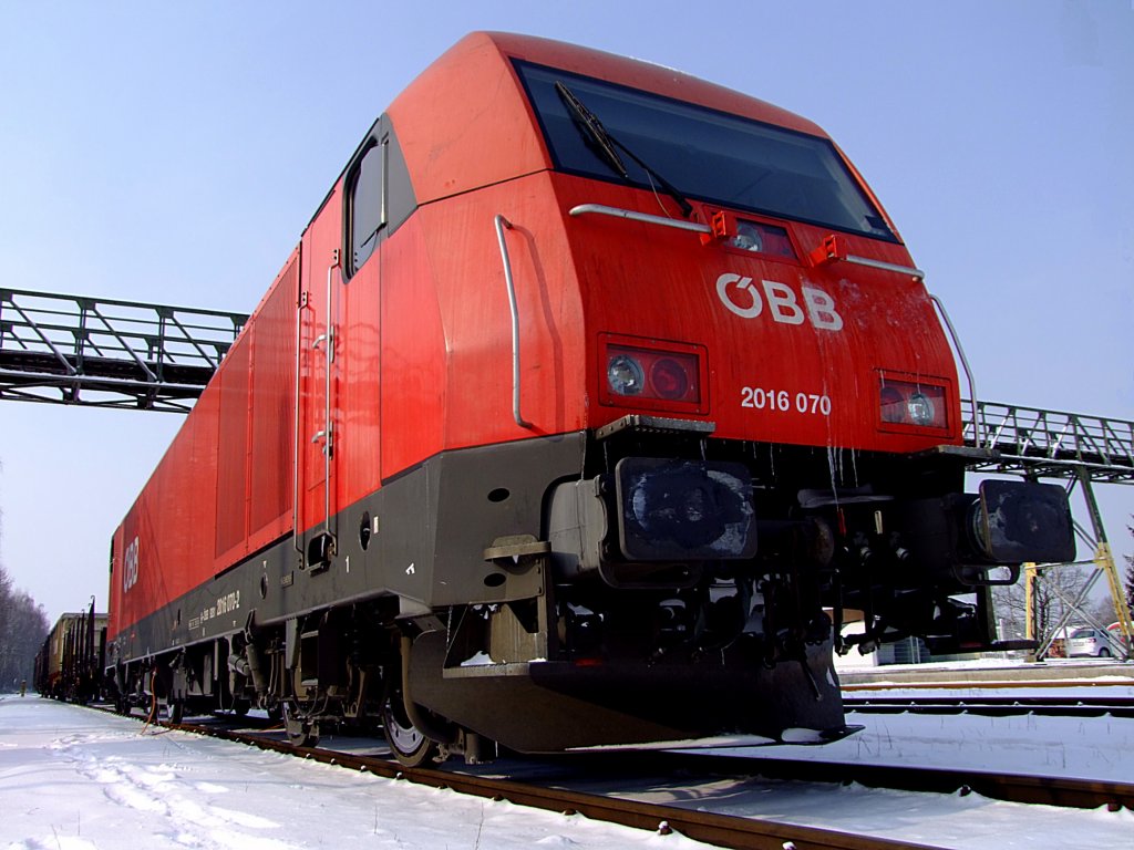 2016 070-2 mit eisigem Frontgebilde hngt whrend der Mittagspause am Rieder Stromnetz;120210