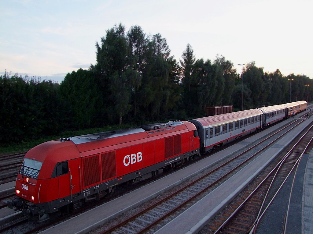 2016 071 ist mit dem abendlichen D963 am Bhf. Ried i.I. eingetroffen;100825