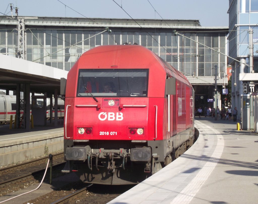 2016 071 der BB verlsst am 17. August 2011 mit dem D 969 nach Linz Hbf den Mnchener Hbf.