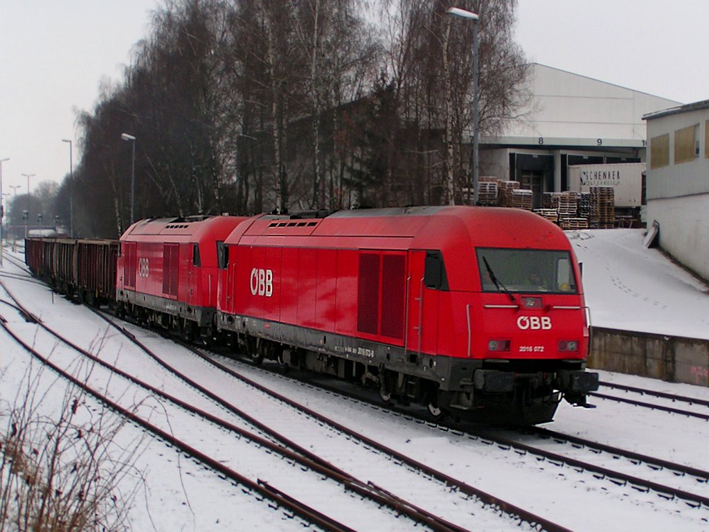 2016 072 und 077 ziehen den aus 9Ea*s bestehenden Leerrbenzug 78814  Richtung Geinberg;100105