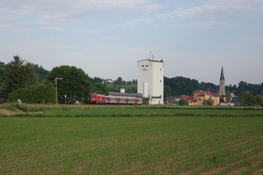 2016 072-8 mit R 5827 Salzburg-Braunau am 10.06.2010 in Mauerkirchen.