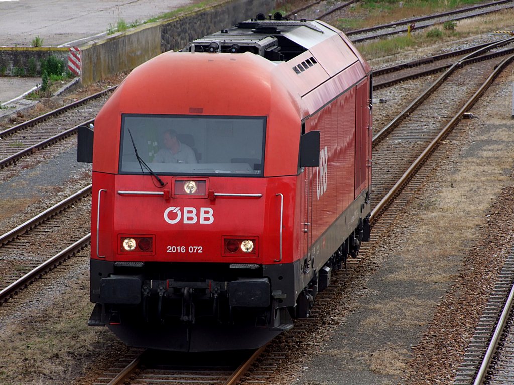 2016 072 erreicht als Lokzug den Rieder Bahnhof; 110613