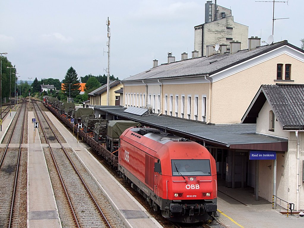 2016 072 steht mit dem 497Tonnen schweren Militrzug (29Fahrzeuge auf 7 Laads; 1Ks; 1 Sdmrrs) zur Abfahrt bereit;110613