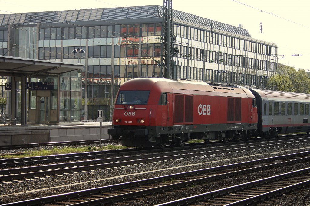 2016 073 (Linz - Mnchen - Linz Express) am Heimeranplatz in Mnchen bei Durchfahrt am 05.04.2011