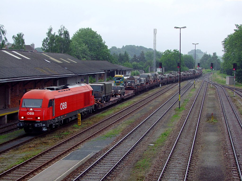 2016 073 zieht den 497To schweren Milit�rzug, nach einer �bung am Tr�bPl Altengrabow (Sachsen-Anhalt) wieder in den Heimatbahnhof des Panzergrenadierbataillon 13;110626