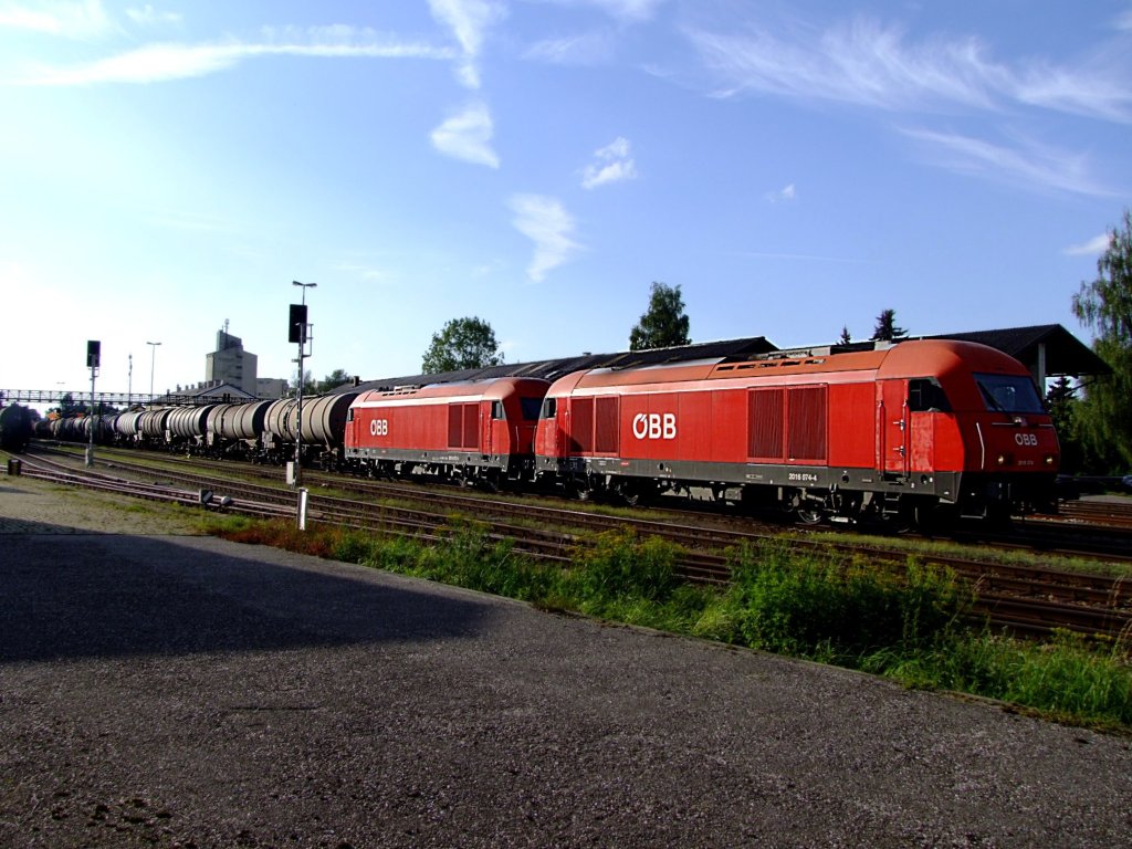 2016 074 und 072 ziehen einen beladenen Kesselwagenzug Richtung Wels;110912