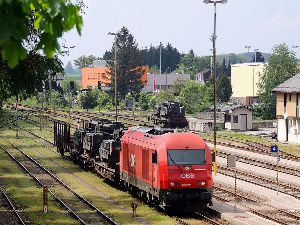 2016 074-3 wird als 75855 3 ULAN-Panzer vom Bhf. Ried abtransportieren; 130508