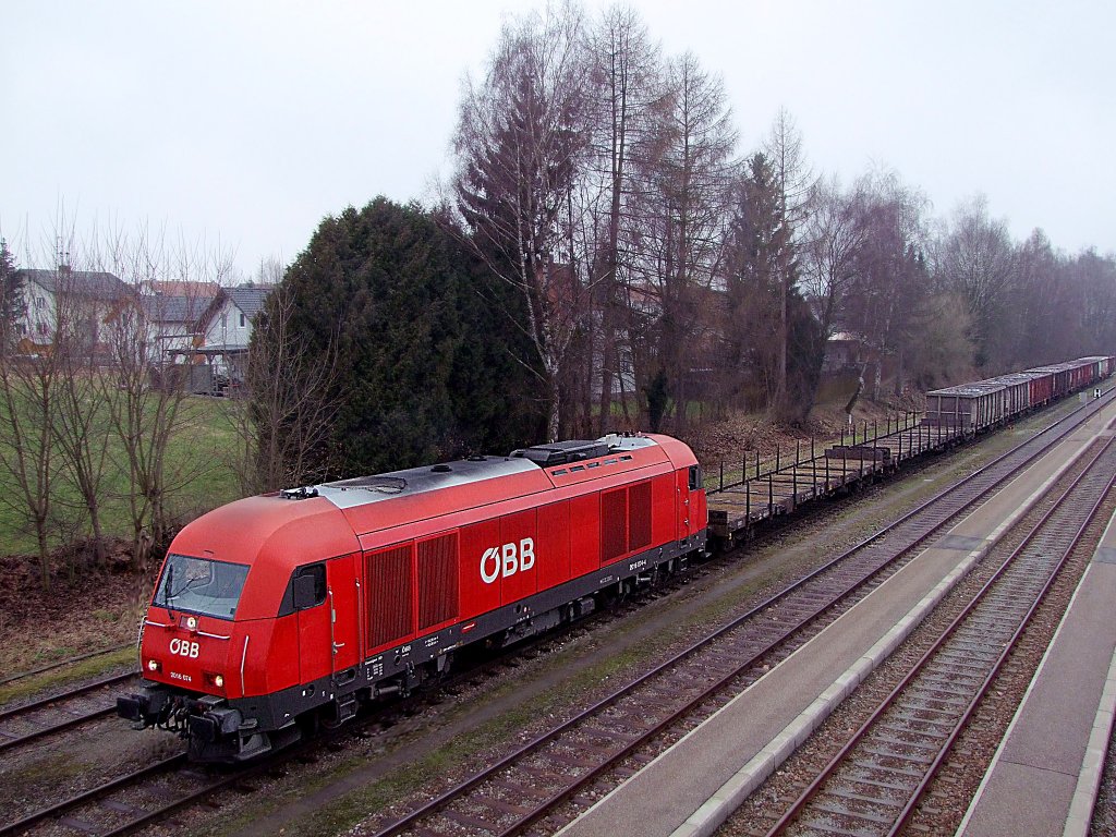 2016 074-4 steht mit dem aus 9 Wagen(36Ax) bestehenden GZ68807 am Bhf. Ried zur Abfahrt bereit;110218