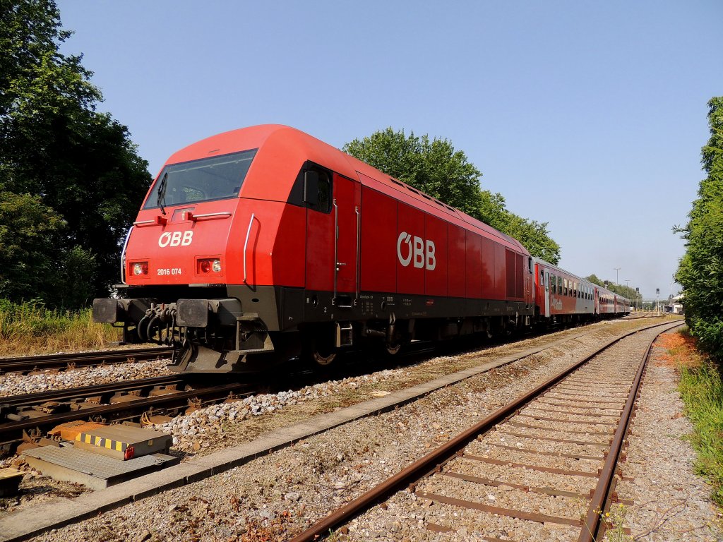 2016 074-4 bernimmt mit einer CS-Garnitur aufgrund der Streckensperre zwischen Obernberg-Altheim u. Ried i.I. die Zugleistung des REX5967 nach Linz-Hbf; 120701
