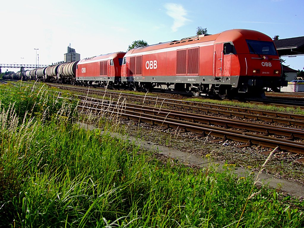 2016 074 u. 072 ziehen einen Kesselwagenzug Richtung Wels;110912