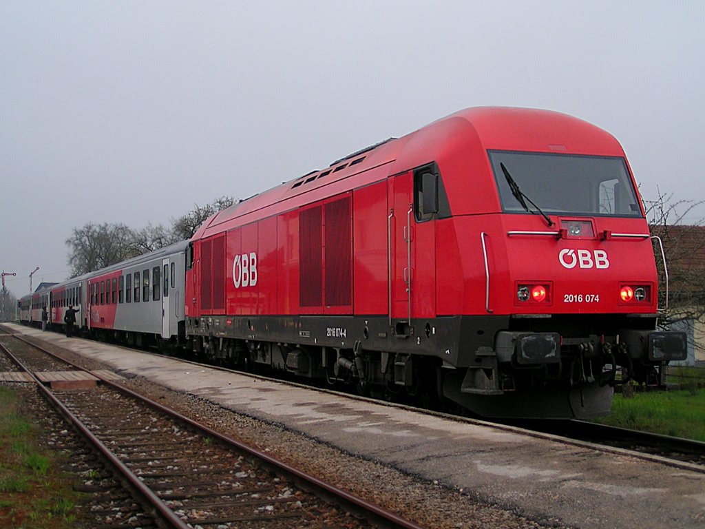 2016 074 wird in Krze die CS-Garnitur als R5810 aus dem Bahnhof Mauerkirchen Richtung Salzburg schieben;100415