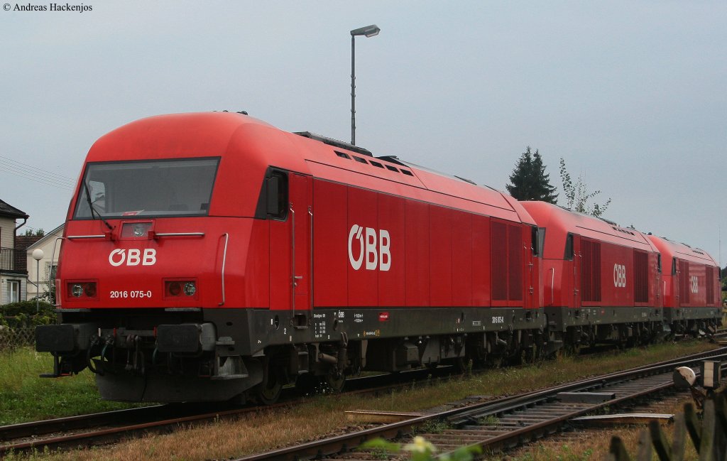2016 075-0,064-4 und 077-6 standen am 29.8.09 in der Nhe eines B in Braunau