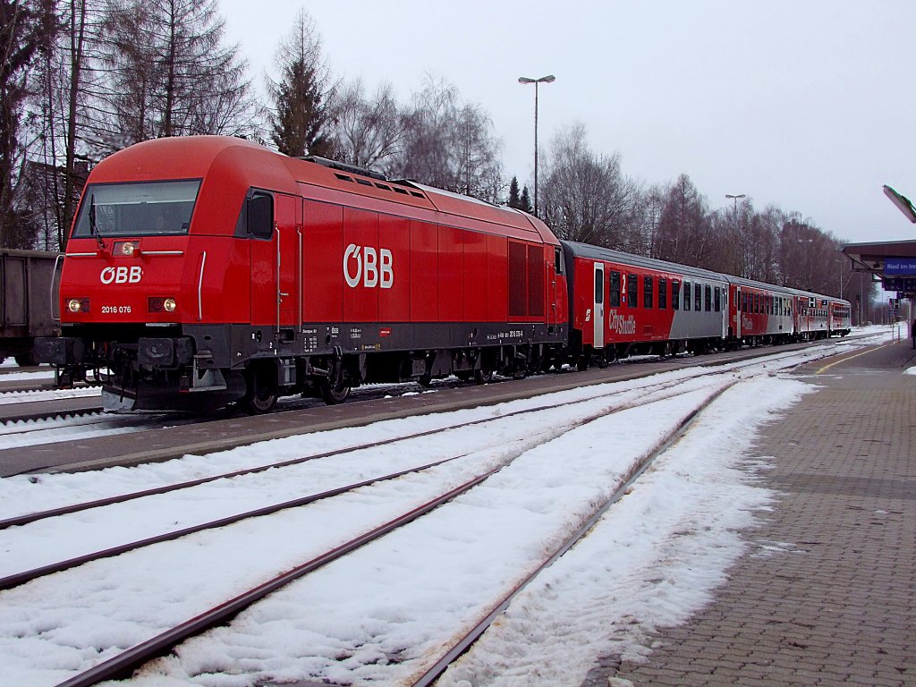 2016 076-9 mit der 4teiligen CS-Garnitur als R5957 den Bhf. Ried;101220