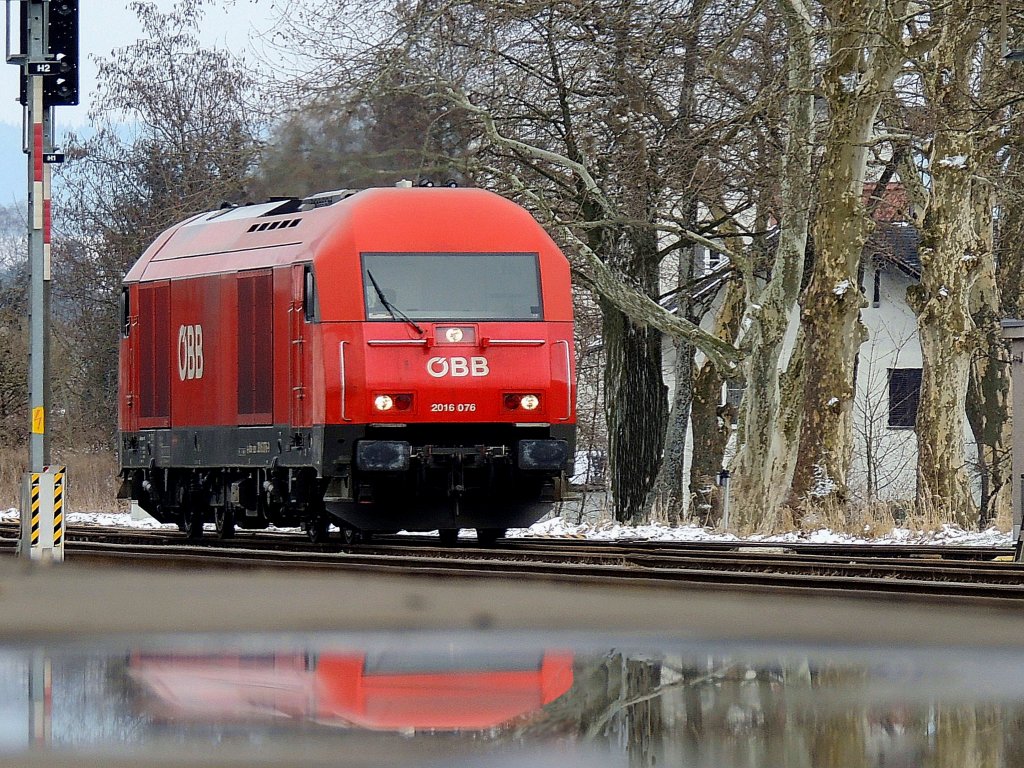 2016 076 mit kleiner Teilspiegelung whrend einer Verschubfahrt am Rieder Bahnhof; 130314