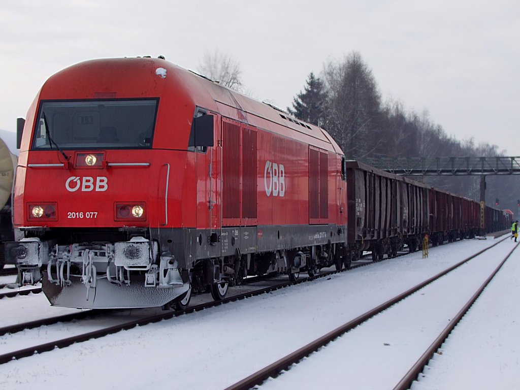 2016 077-8 wartet mit einem  Schneebrtchen  vor dem Ausfahrtsignal in Ried i.I.;091221