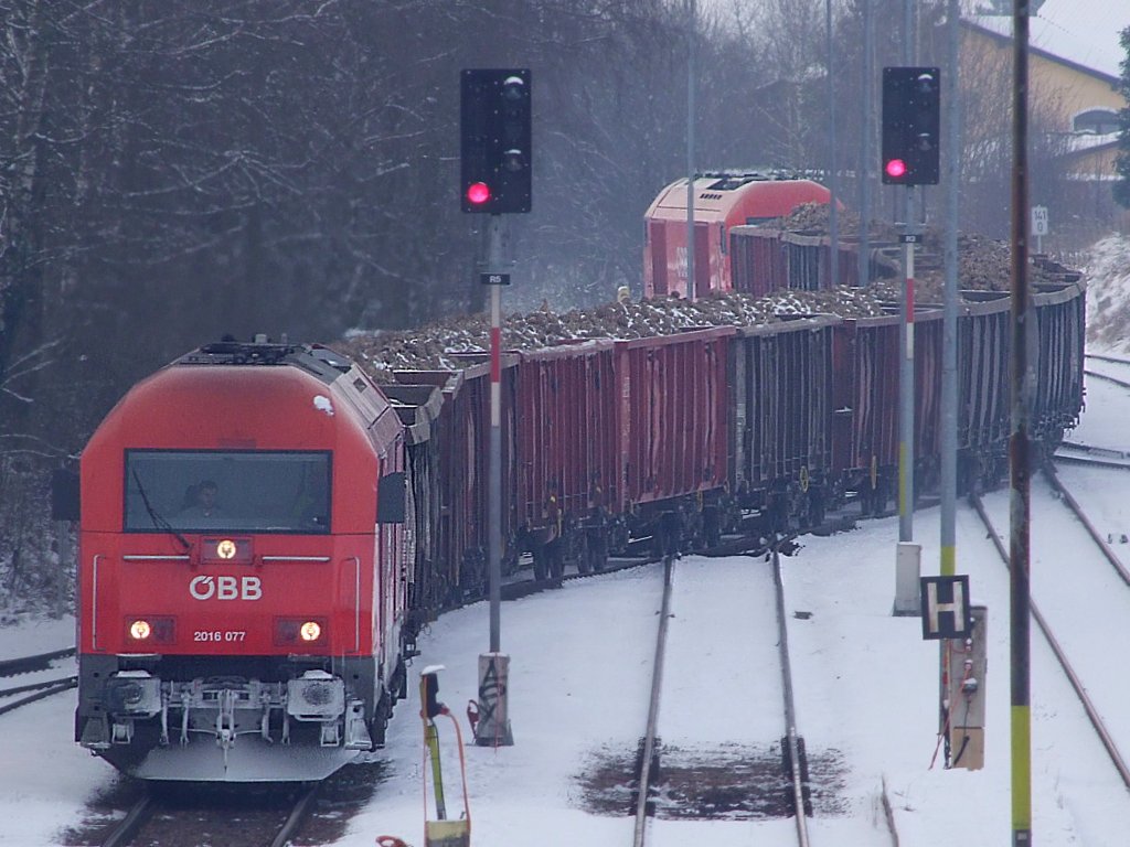 2016 077-8 windet sich mit dem aus 18Eaos bestehenden Rbenzug78819 unter Mithilfe von Schwester 068-5 ber die Weichen des Bhf. Ried i.I.;091221