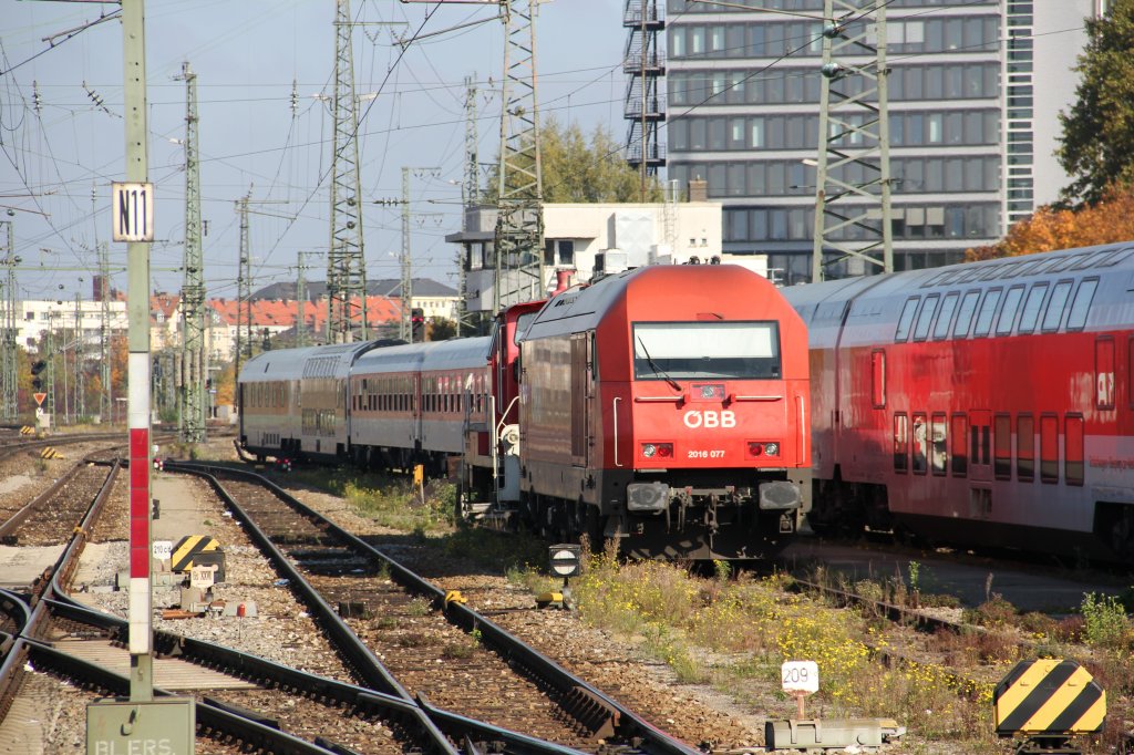 2016 077 (BB) steht abgestellt mit ihrem Wagenpark (Nachtzug nach Linz) am 22. Oktober 2011 in Mnchen Ost.