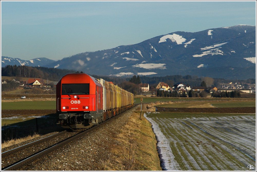 2016 079 zieht den Hackschnitzelzug 63520 von Knittelfeld nach Pls. 
Sillweg 11.1.2012
