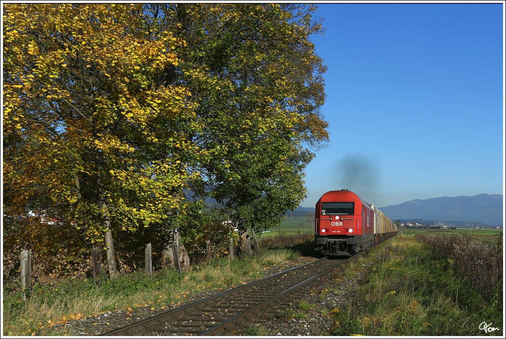 2016 089  zieht einen Hackschnitzelzug von St.Michael nach Pls.
Fohnsdorf 23.10.2012