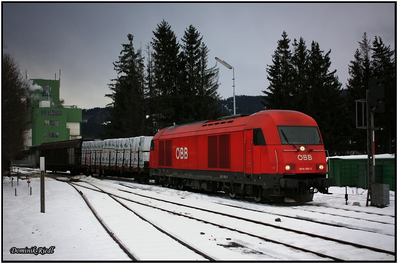 2016 093 mit dem VG 74562 bei der Rckfahrt von Obdach nach Zeltweg im Bahnhof Weikirchen. 09.12.2010