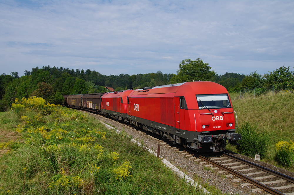 2016 094 und 2016 080 waren am 21.08. mit eim Gterzug in Richtung Fehring unterwegs, aufgenommen entlang der  Ostbahn-Westrampe  bei Kilometer 239,5 in Hart bei Graz.