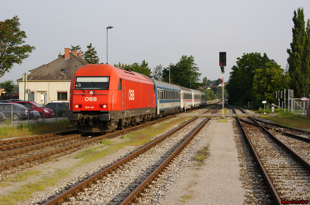 2016 100 mit D285 (Wiener Neustadt Hbf - Sopron) bei der Einfahrt in Mattersburg, 22.08.2012
