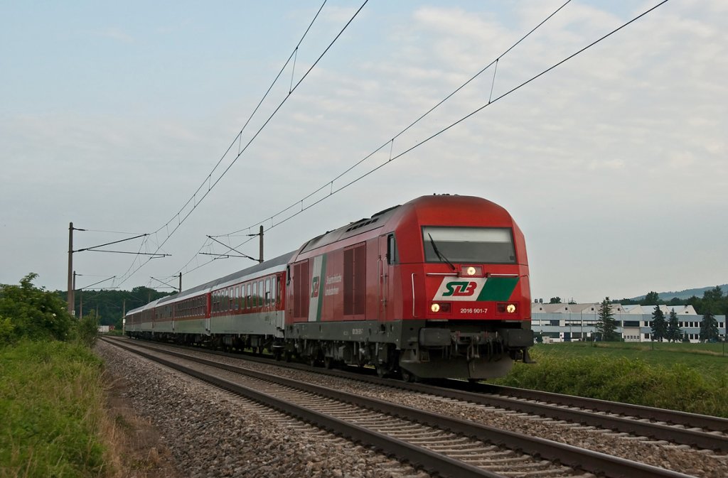 2016 901 befrderte am 13.06.2010 den D 19625 von Hollabrunn nach Gutenstein. Die Aufnahme entstand kurz vor Leobendorf - Burg-Kreuzenstein.