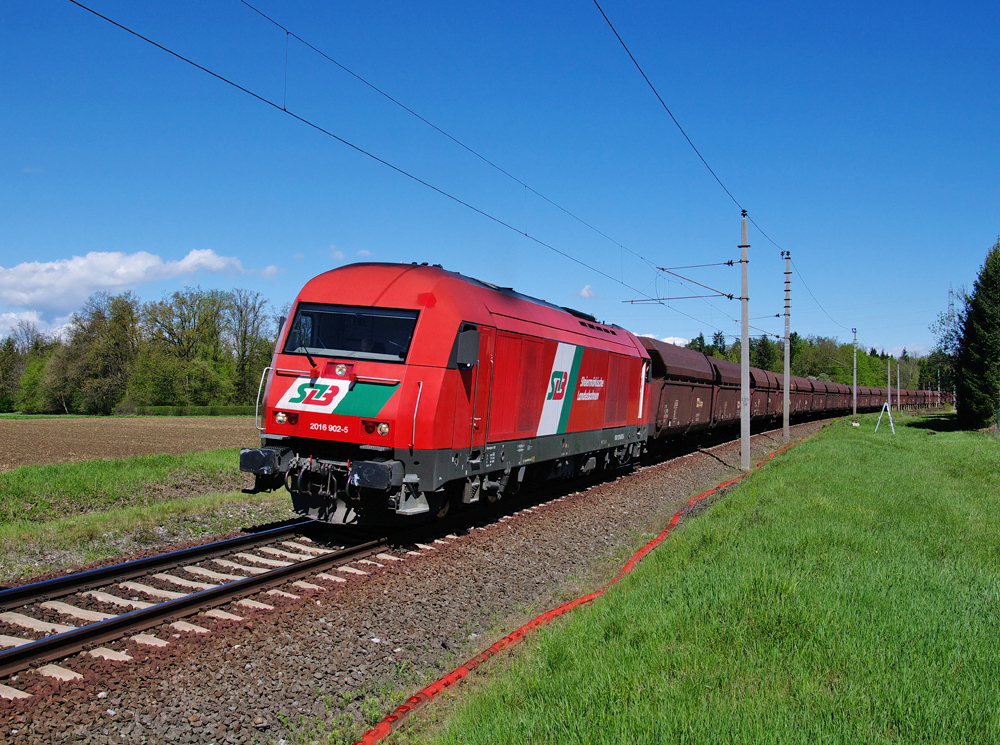 2016 902 der STLB schiebt am Vormittag des 25.12.2012 einen leeren Kohlezug aus dem Dampfkraftwerk Mellach zurück in den Bahnhof Werndorf. Das Bild entstand ebenfalls in Werndorf.