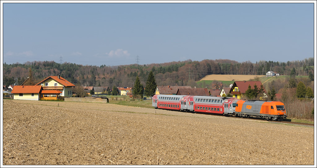 2016 905 mit dem als S6 verkehrenden R 4375 von Graz �ber Werndorf nach Wies-Eibiswald, am 30.3.2011 kurz nach der Haltestelle Hollenegg in Hohlbach aufgenommen.