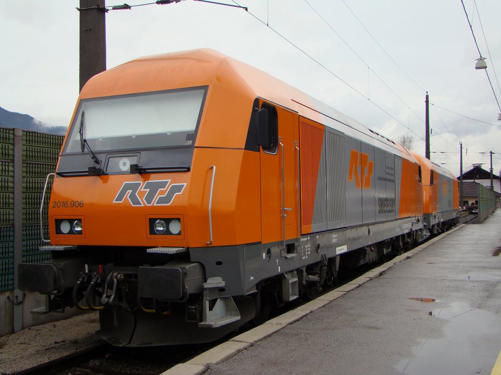 2016 906 und 907 in Bahnhof Brixlegg.08.12.2009
