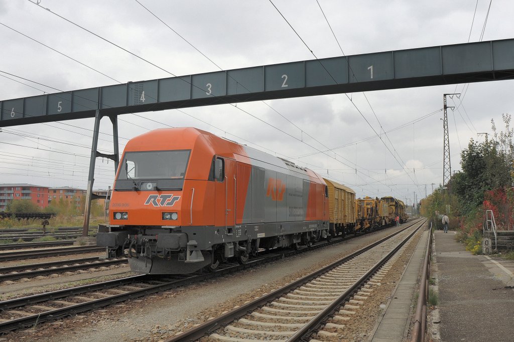 2016 906 am 10.10.09 mit einem Bauzug Richtung Passau im Gbf Mnchen-Laim