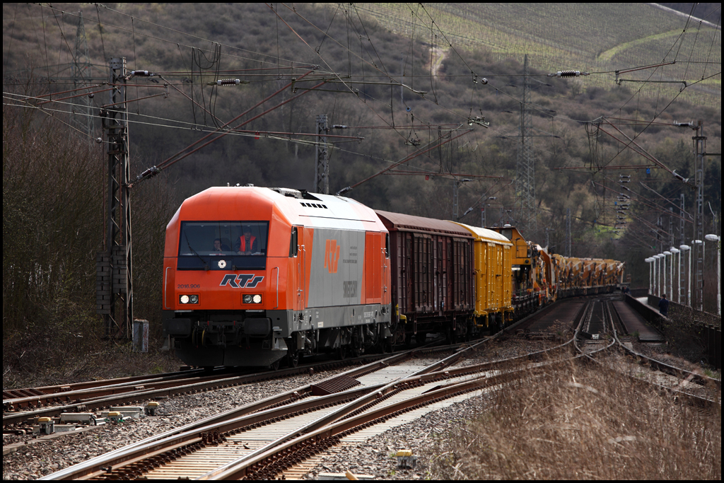 2016 906 von RTS berquert mit einem Gleisbauzug die Mosel und wird gleich Erhang erreichen. (02.04.2010)