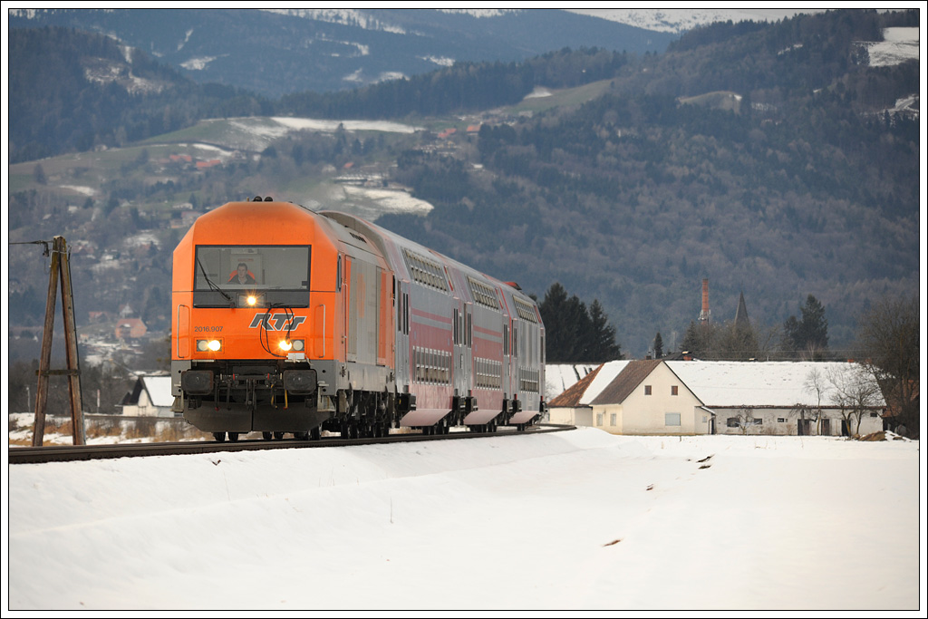 2016 907 mit dem R 4376 von Wies-Eibiswald ber Werndorf nach Graz, am 14.12.2010 kurz nach Frauental aufgenommen.