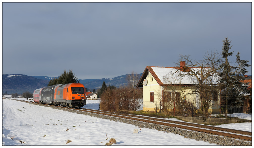 2016 907 mit dem R 4366 von Wies-Eibiswald ber Werndorf nach Graz, am 14.12.2010 kurz nach Frauental aufgenommen.