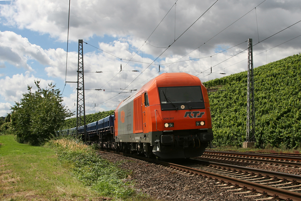 2016 907 mit einem Gterzug am 19.08.2010 bei Winningen an der Mosel.