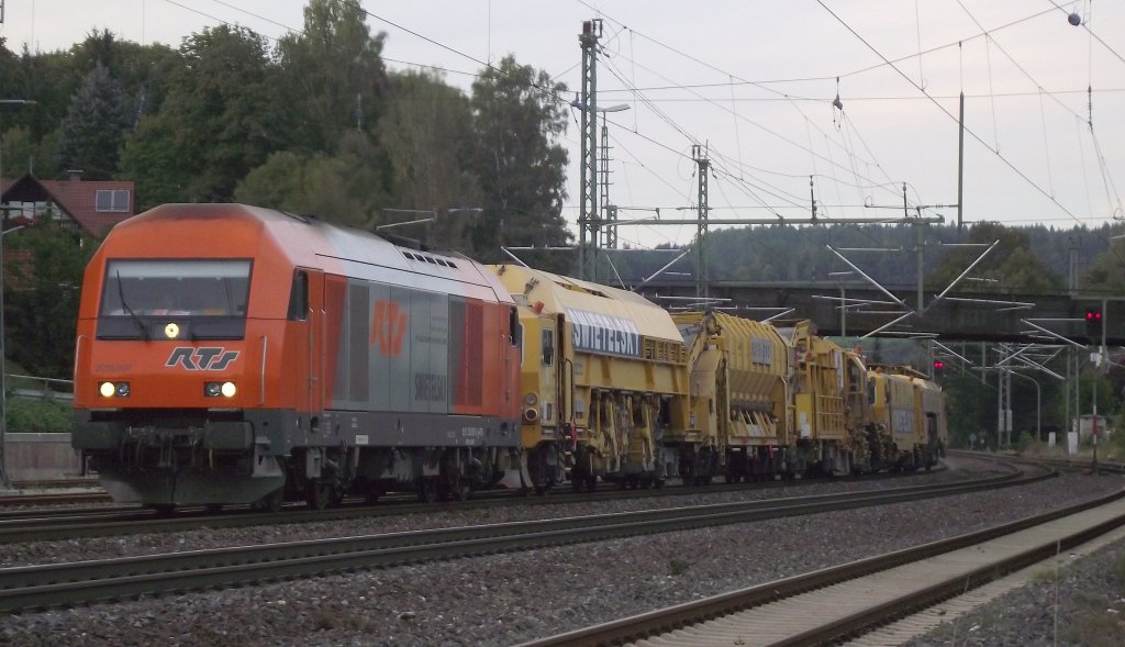 2016 907 der RTS zieht am 10. September 2011 einen Bauzug durch Kronach.