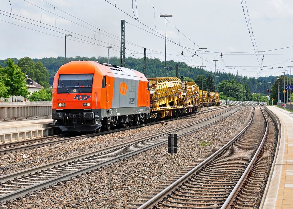 2016 908 von RTS ist auf der KBS 750 mit einem Bauzug in Richtung Stuttgart unterwegs.Diese schne Fuhre konnte ich im Bahnhof Amstetten/Wrtt.am 2.7.2013 aufnehmen.