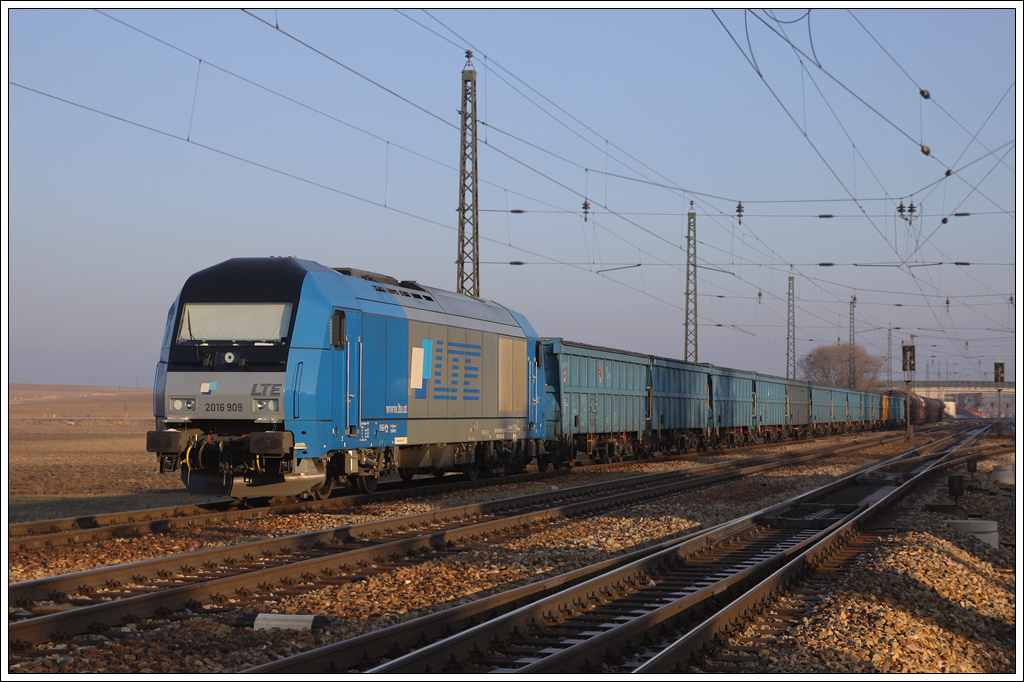 2016 909 im Auftrag des privaten EVU LTE steht am 30. Dezember 2010 mit der Fracht des LTE 47182 abgestellt aufgrund eines Triebfahrzeugschadens im Bf. Kirchstetten.