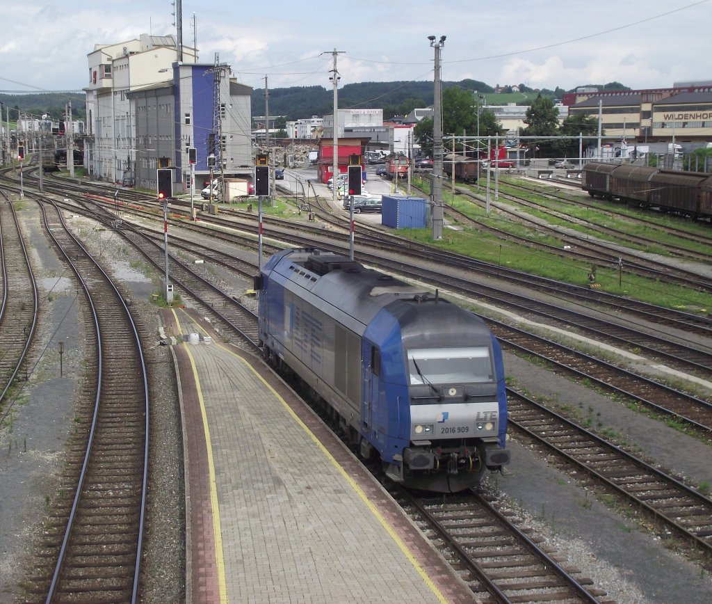 2016 909 der LTE rangiert am 10. August 2011 im Salzburger Hbf.