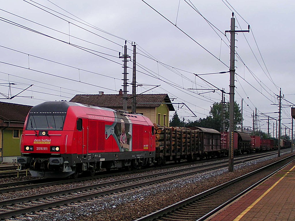 2016 911 von Stern Hafferl durchfhrt mit einem gemischten Gterzug den Bhf. Marchtrenk;110920