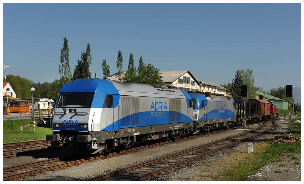 2016 920, 1216 922 und kalt am Zugende GKB 1700.1 mit ihrem kurzen G�terzug 71375 am 1. Mai 2012 bei der Einfahrsignalgruppe in Premst�tten-Tobelbad anl�sslich des Bahnhoffestes in Lieboch.