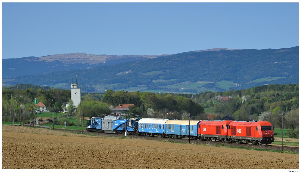 2016.017 & 2016.xxx mit dem Trafotransport 49180; hier kurz nach Grafendorf b. Hartberg; 10.4.2011