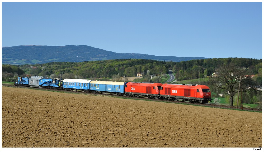 2016.017 & 2016.xxx mit dem Trafotransport 49180; hier kurz vor Wagendorf b. Hartberg; 10.4.2011