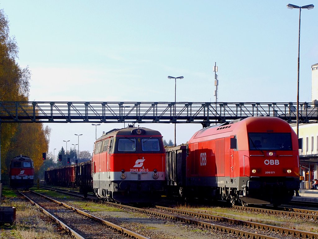2016071 mit RBE59035, sowie als Verschublok 2043 062-5 und im Hintergrund die defekte 2043 020-3 am Bhf. Ried i.I. ;111104