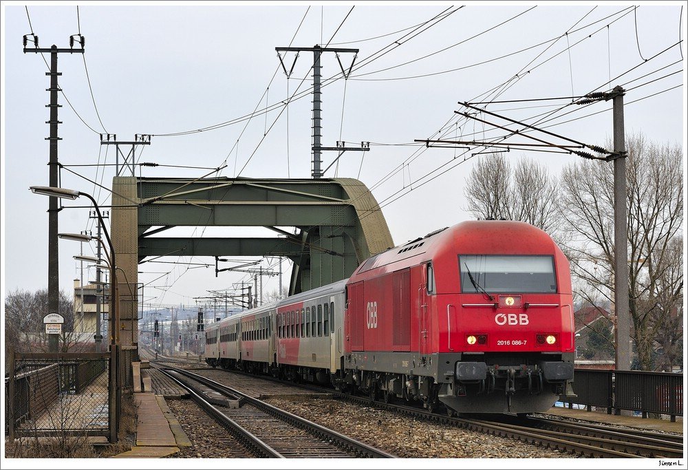 2016.086 mit dem REX 9526 (Wien Sdbahnhof/OST - Bratislava). Hier auf der Donaukanalbrcke bei Wien/Erdbergerlnde; 20.2.2010