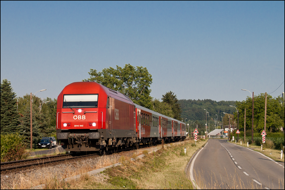 2016.092 konnte heute, am 22.06.2010 mit dem R 4731  Raabradler  bei Messendorf aufgenommen werden.